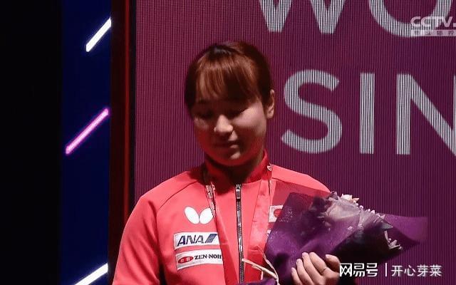 颁奖现场王曼昱无表情引发关注。ky开元棋牌孙颖莎夺冠多哈女单(图4)