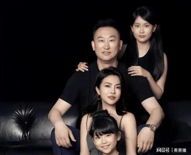 升级青岛队主帅私生活引关注。开元棋牌网站刘维伟离婚风波(图1)