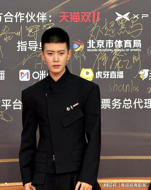 上大分从邓亚萍看他的眼神就知道他多帅ky开元棋牌任嘉伦寸头珍珠耳环造型(图4)