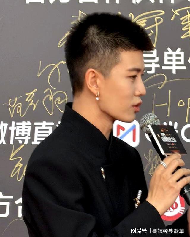 上大分从邓亚萍看他的眼神就知道他多帅ky开元棋牌任嘉伦寸头珍珠耳环造型(图6)