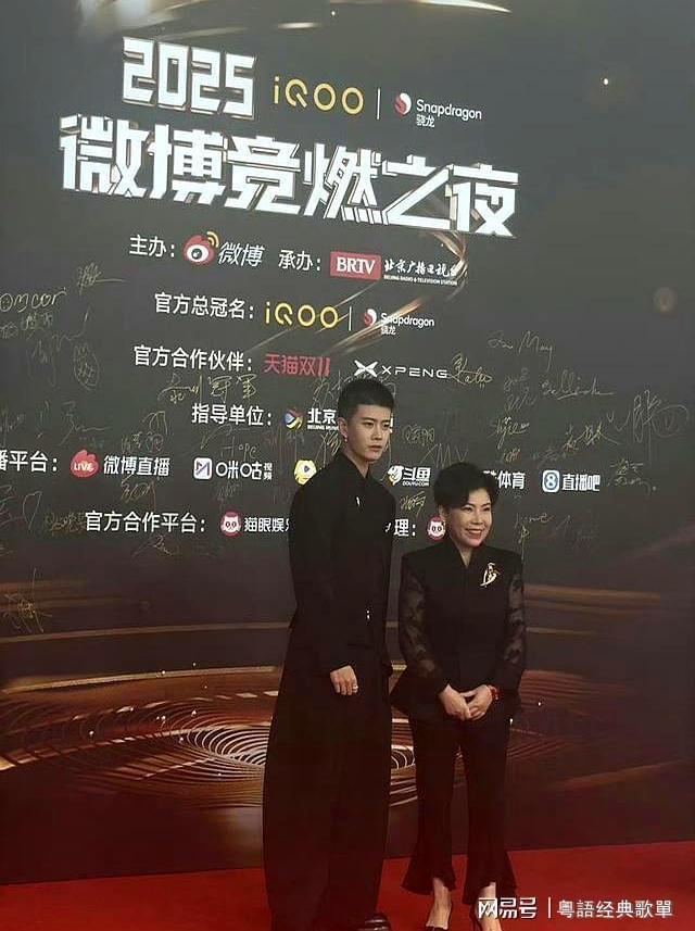 上大分从邓亚萍看他的眼神就知道他多帅ky开元棋牌任嘉伦寸头珍珠耳环造型(图7)