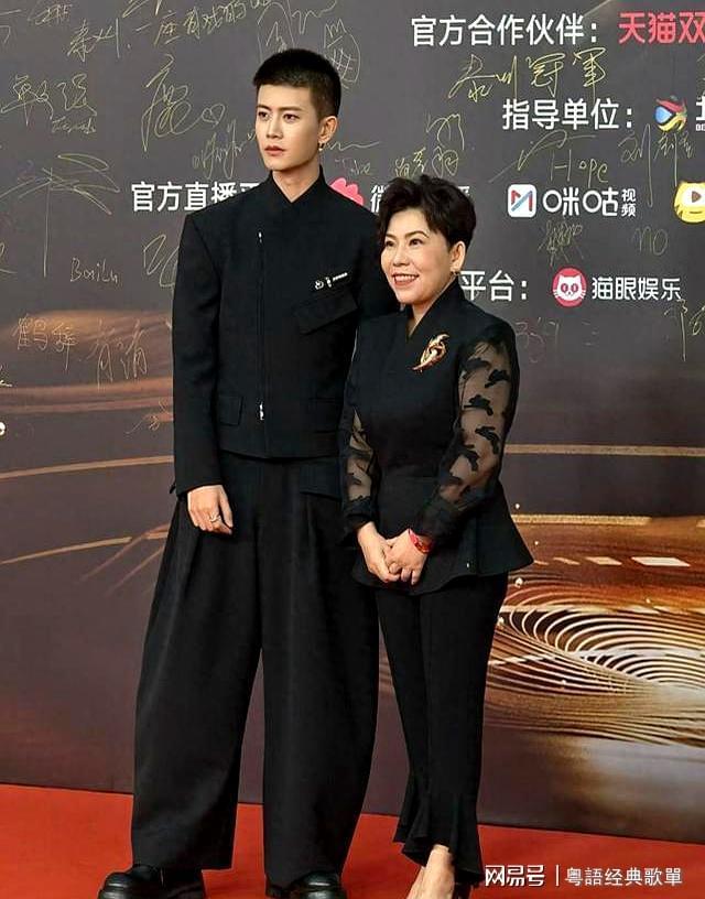 上大分从邓亚萍看他的眼神就知道他多帅ky开元棋牌任嘉伦寸头珍珠耳环造型(图3)