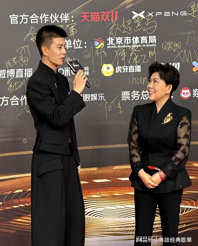 上大分从邓亚萍看他的眼神就知道他多帅ky开元棋牌任嘉伦寸头珍珠耳环造型(图2)