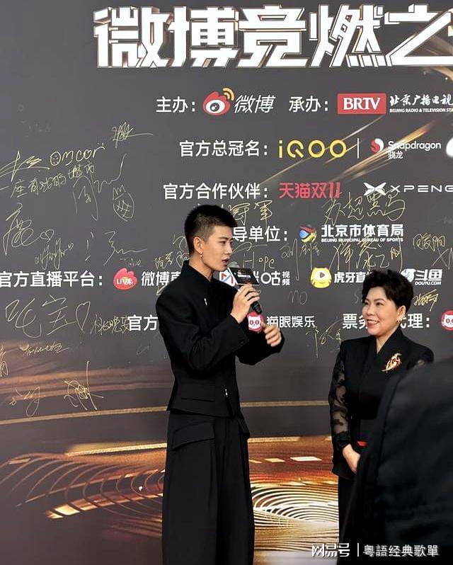 上大分从邓亚萍看他的眼神就知道他多帅ky开元棋牌任嘉伦寸头珍珠耳环造型(图5)