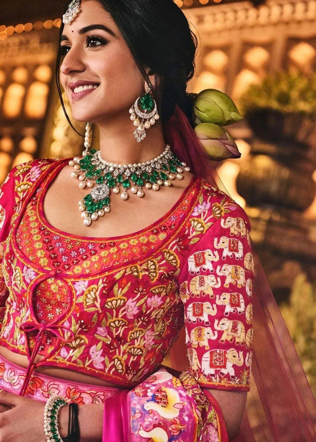 ！被公婆宠上天、全因300斤老公扶不起？开元棋牌亚洲首富家合照25岁小儿媳站C位(图5)