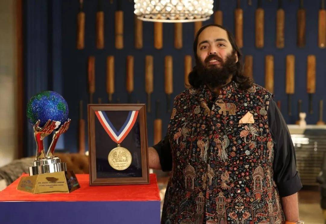 ！被公婆宠上天、全因300斤老公扶不起？开元棋牌亚洲首富家合照25岁小儿媳站C位(图3)