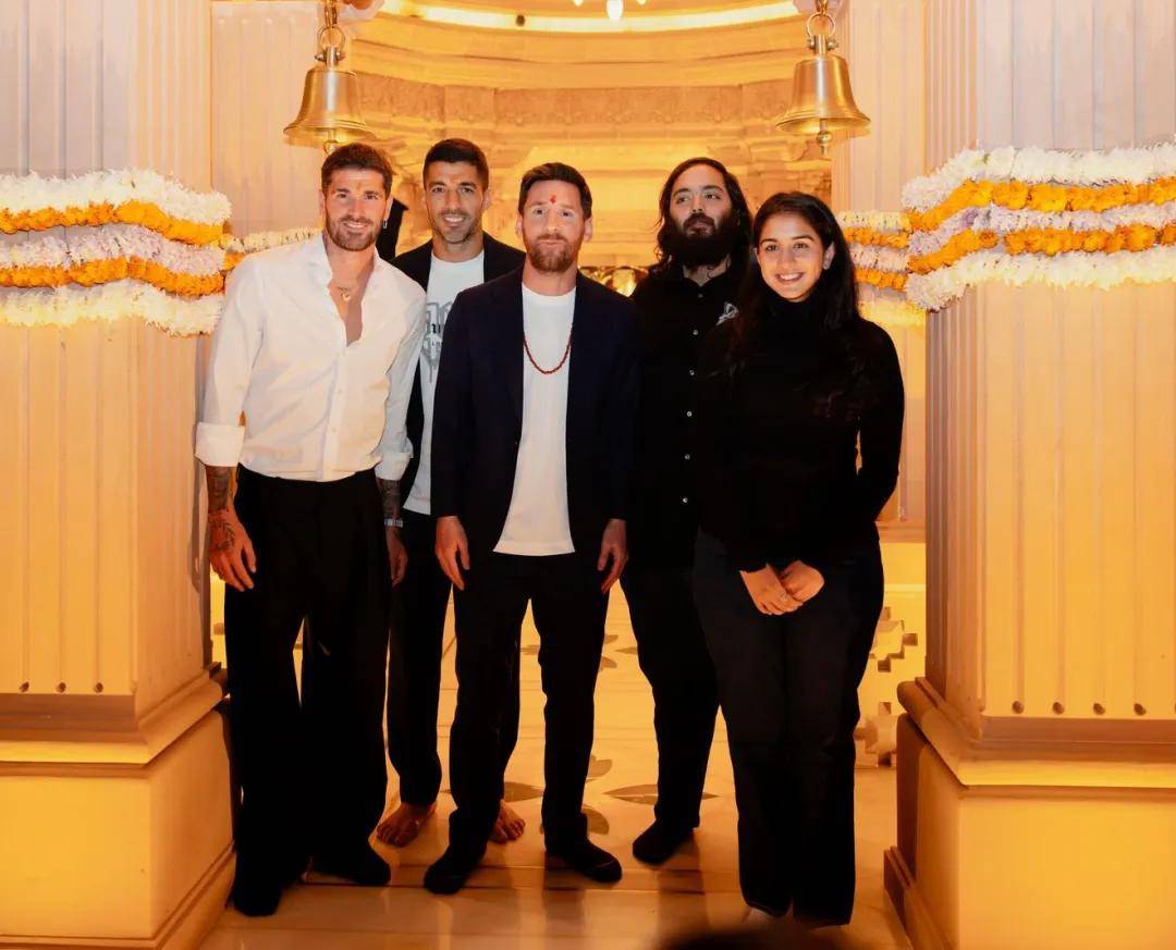 ！被公婆宠上天、全因300斤老公扶不起？开元棋牌亚洲首富家合照25岁小儿媳站C位(图11)