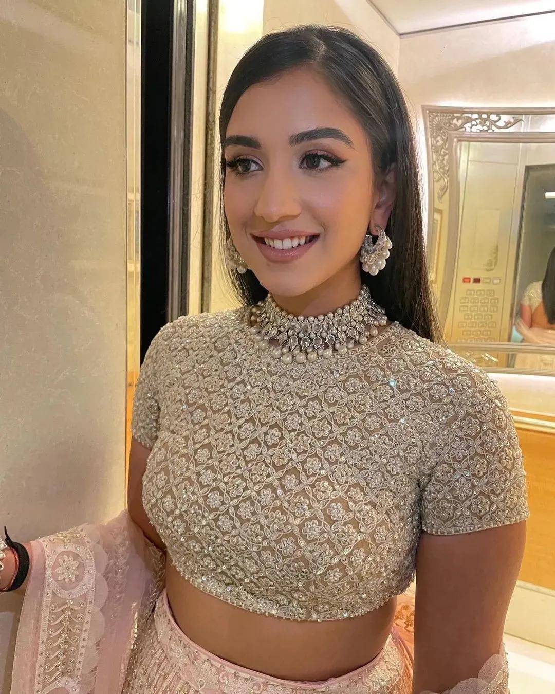 ！被公婆宠上天、全因300斤老公扶不起？开元棋牌亚洲首富家合照25岁小儿媳站C位(图10)