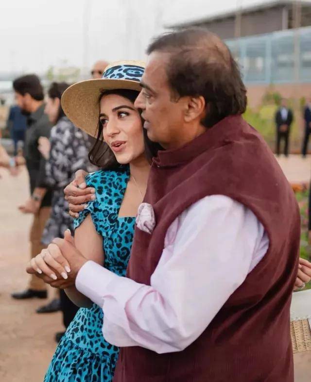 ！被公婆宠上天、全因300斤老公扶不起？开元棋牌亚洲首富家合照25岁小儿媳站C位(图13)