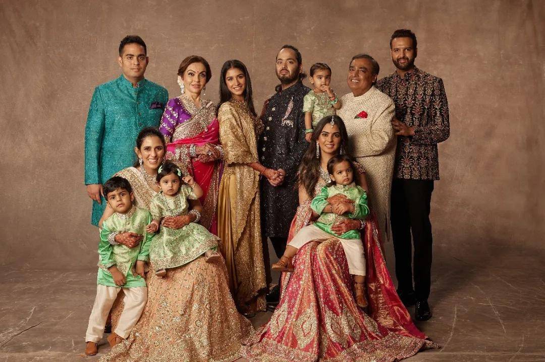 ！被公婆宠上天、全因300斤老公扶不起？开元棋牌亚洲首富家合照25岁小儿媳站C位(图15)