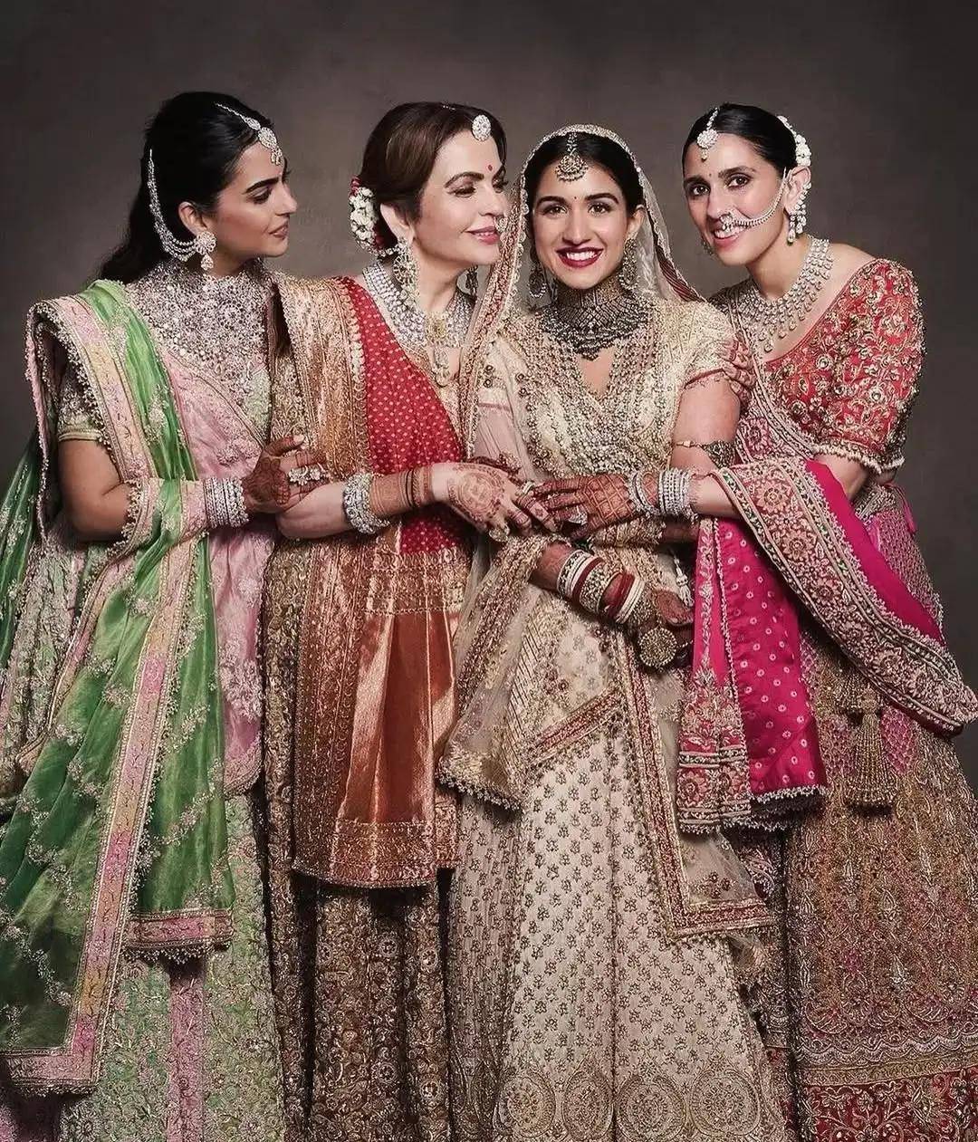 ！被公婆宠上天、全因300斤老公扶不起？开元棋牌亚洲首富家合照25岁小儿媳站C位(图16)