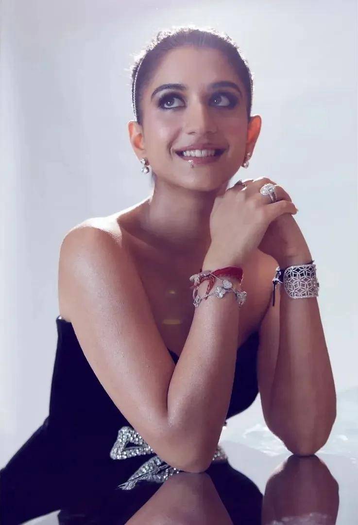 ！被公婆宠上天、全因300斤老公扶不起？开元棋牌亚洲首富家合照25岁小儿媳站C位(图25)