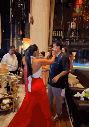 ！被公婆宠上天、全因300斤老公扶不起？开元棋牌亚洲首富家合照25岁小儿媳站C位(图27)