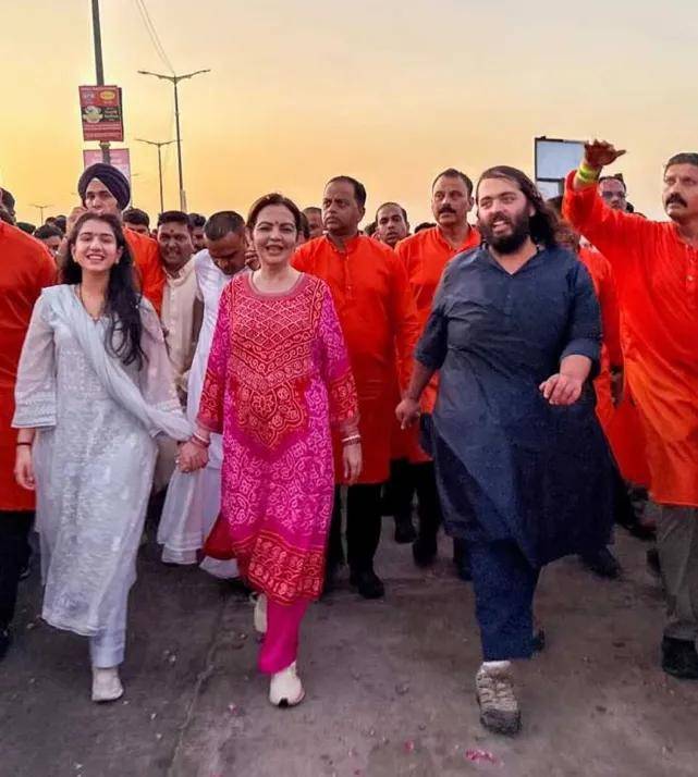 ！被公婆宠上天、全因300斤老公扶不起？开元棋牌亚洲首富家合照25岁小儿媳站C位(图37)