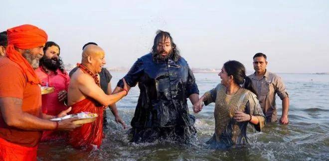 ！被公婆宠上天、全因300斤老公扶不起？开元棋牌亚洲首富家合照25岁小儿媳站C位(图38)