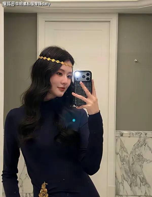 ！深蓝连衣裙+金饰点缀穿出端庄大气感开元ky棋牌乔欣人间富贵花具象化了(图2)