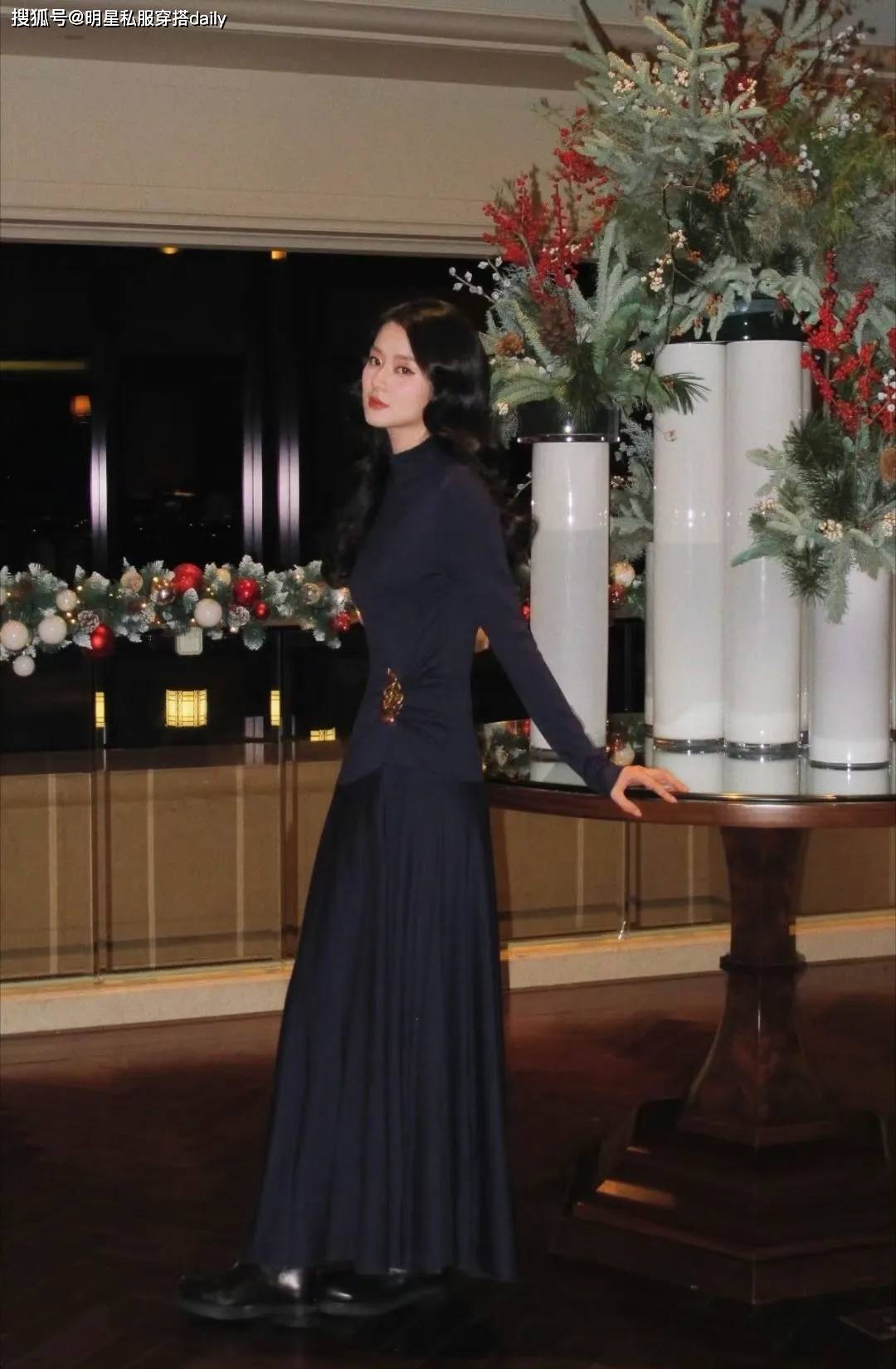 ！深蓝连衣裙+金饰点缀穿出端庄大气感开元