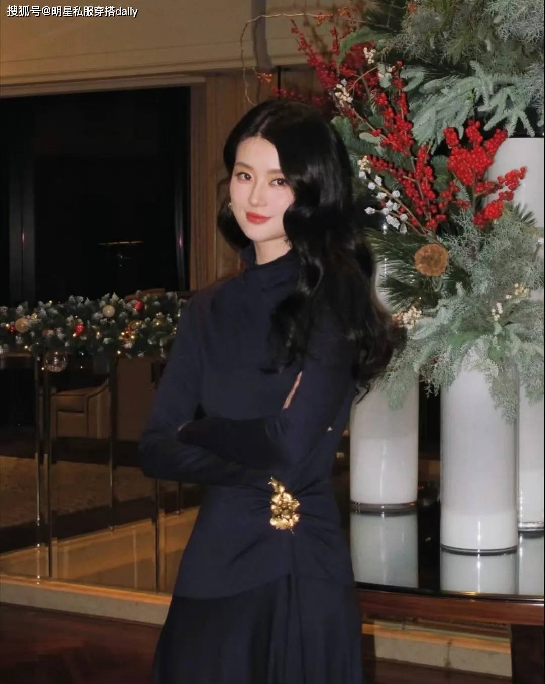 ！深蓝连衣裙+金饰点缀穿出端庄大气感开元ky棋牌乔欣人间富贵花具象化了(图3)