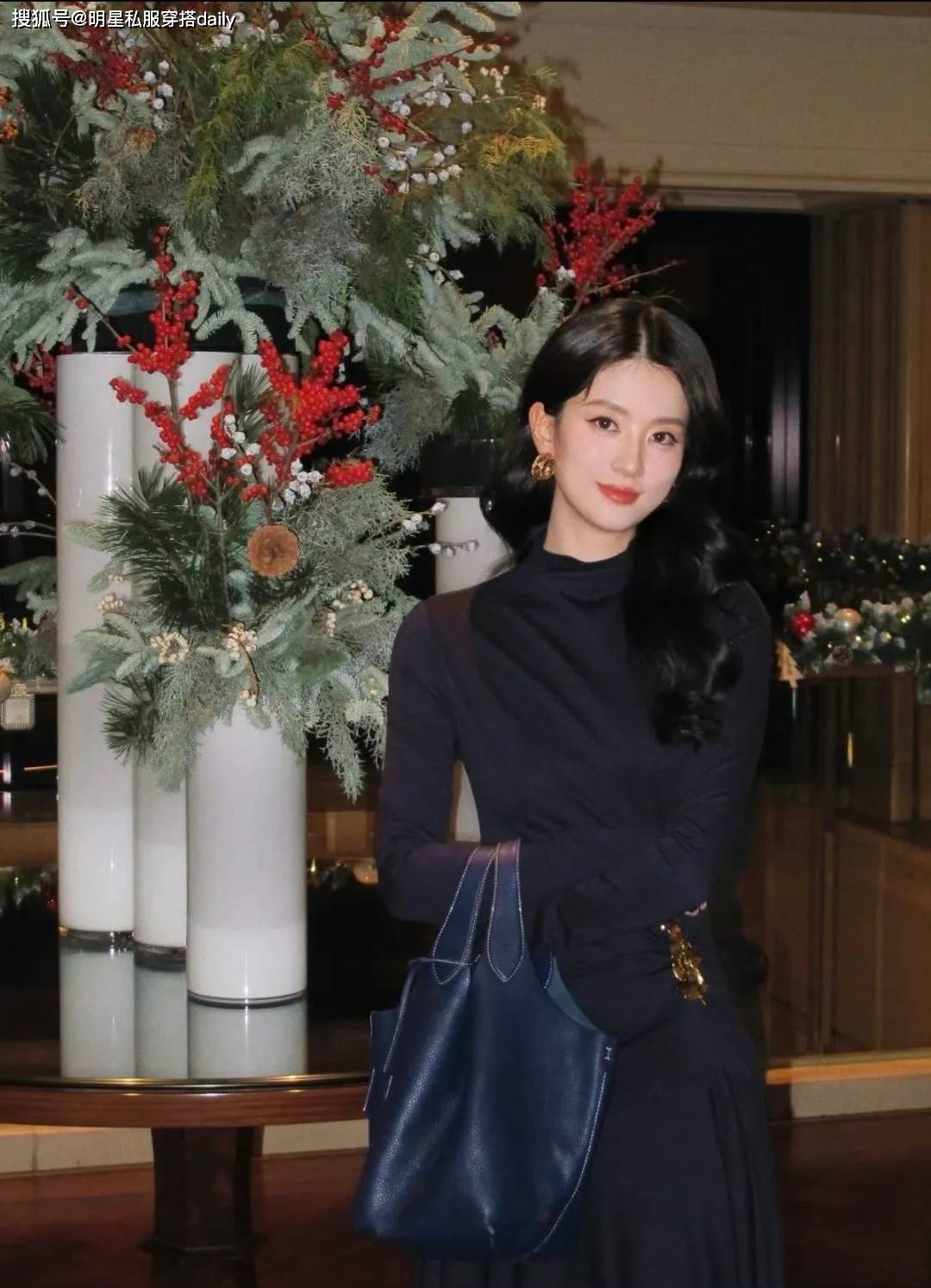 ！深蓝连衣裙+金饰点缀穿出端庄大气感开元ky棋牌乔欣人间富贵花具象化了(图4)